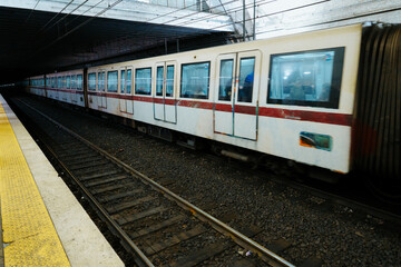 Obraz premium Train arrives at underground station during busy commuter hours in the city