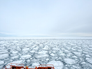 オホーツク海の流氷と砕氷船（紋別） © tawa--mana