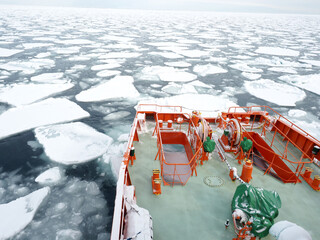 オホーツク海の流氷と砕氷船（紋別） © tawa--mana