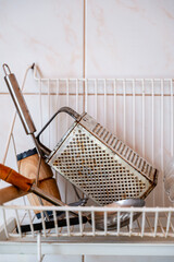 Suszarka- stare kuchenne sprzęty.