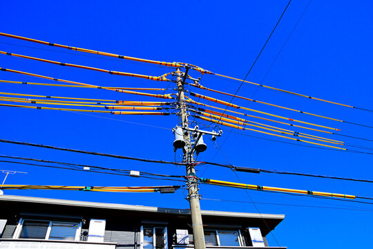 青空に映える複数の電線