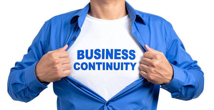 Business continuity - Ein Mann öffnet sein Hemd und zeigt sein TShirt
