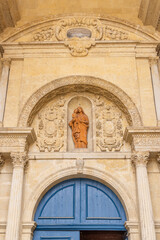Obraz premium Virgin and child statue on church entrance, Auch