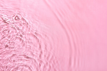 Obraz premium Texture of water with drops on pink background