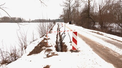 Roboty drogowe wzdłuż wiejskiej nieutwardzonej drogi. Kładzenie kabli przy drodze. © tomo81