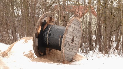 Drewniana olbrzymia pusta szpula po kablu  © tomo81