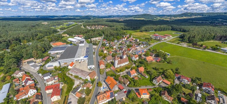 Ausblick auf die Gemeinde Neunkirchen am Sand im Kreis N&uuml;rnberger Land im Sommer