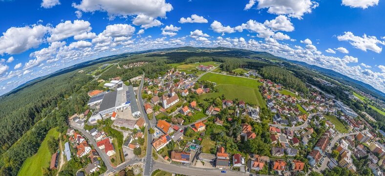 Ausblick auf die Gemeinde Neunkirchen am Sand im Kreis N&uuml;rnberger Land im Sommer