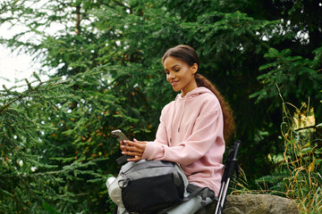 Obraz premium Enjoying a moment in nature while hiking through a vibrant green forest in springtime