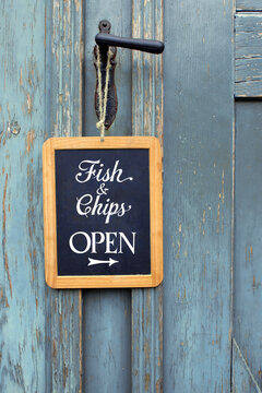 kleine tafel am fish & chips shop - ge&ouml;ffnet
