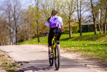 Naklejka premium Cyclist ride on the bike path in the city Park 