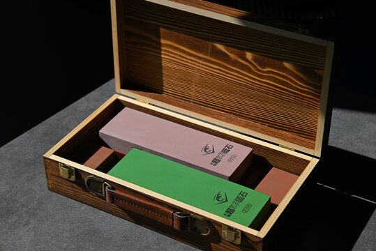 Naniwa Chosera (or Pro) are high-quality Japanese water-powered sharpening stones for manual sharpening, renowned for their fast sharpening speed, durability, and versatility. Two water-powered stones