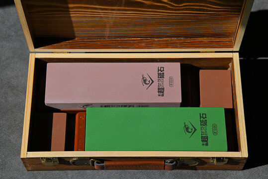 Naniwa Chosera (or Pro) are high-quality Japanese water-powered sharpening stones for manual sharpening, renowned for their fast sharpening speed, durability, and versatility. Two water-powered stones