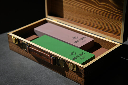 Naniwa Chosera (or Pro) are high-quality Japanese water-powered sharpening stones for manual sharpening, renowned for their fast sharpening speed, durability, and versatility. Two water-powered stones