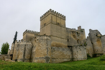 Naklejka premium Stone fortress of Ampudia Castle with medieval towers in the province of Palencia