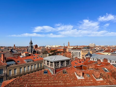 Photo panoramique des toits du centre ville de Toulouse, la ville rose, Occitanie