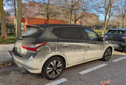 Vista lateral de un autom&oacute;vil Nissan Pulsar, cubierto de cenizas de un incendio, aparcado en una calle de Madrid, Espa&ntilde;a, 17 de febrero de 2026