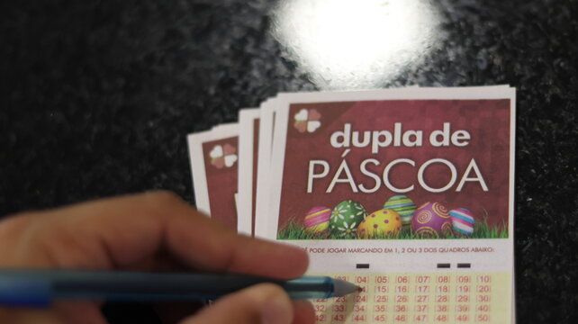 Cartelas de loteria Dupla de P&aacute;scoa em destaque simbolizando apostas, sorte e possibilidade de pr&ecirc;mios em concurso especial brasileiro. S&atilde;o Paulo SP em 28 de mar&ccedil;o 2026