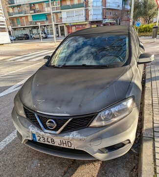 Vista frontal de un autom&oacute;vil Nissan Pulsar, cubierto de cenizas de un incendio, aparcado en una calle de Madrid, Espa&ntilde;a, 17 de febrero de 2026