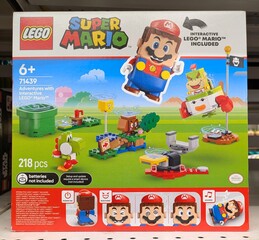 Fototapeta premium Caja con juguete Lego de Super Mario de Nintendo en una tienda Carrefour, Madrid, España, 17 de febrero de 2026
