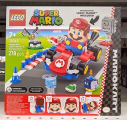 Fototapeta premium Caja con juguete Lego de Super Mario de Nintendo en una tienda Carrefour, Madrid, España, 17 de febrero de 2026