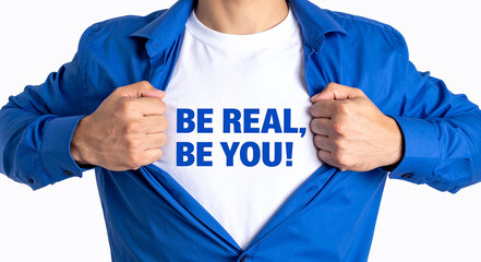 Obraz premium Be real, be you! - Ein Mann öffnet sein Hemd und zeigt sein TShirt