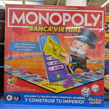 Caja de juego de mesa Monopoly de Hasbro en tienda Carrefour en Madrid, Espa&ntilde;a, 17 de febrero de 2026