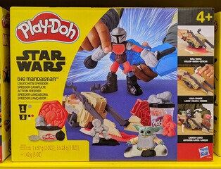 Naklejka premium Caja con pasta de modelado Play-Doh de Hasbro con The Mandalorian de Star Wars, en tienda Carrefour de Madrid, España, 17 de febrero de 2026