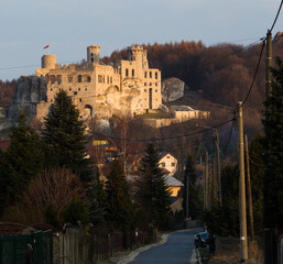 Ruiny zamku w Ogrodzieńcu na Jurze Krakowsko Częstochowskiej Polska © kubikactive