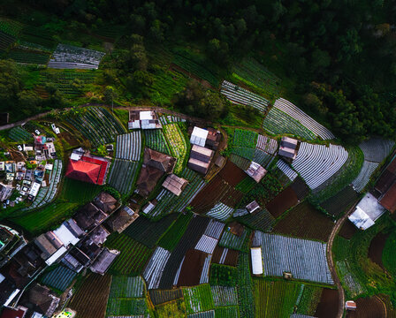 Aerial view of clustered houses and cultivated fields create a mesmerizing patchwork of brown, green, and grey, Nepal van Java, Jawa Tengah, Indonesia.