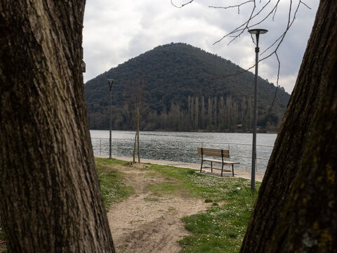 Veduta del Monte Capre tra alberi spogli sulla riva del Lago di Piediluco, Terni, Umbria.