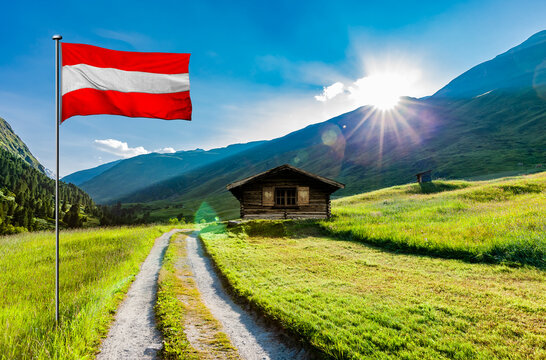 Wanderweg in den &ouml;sterreichischen Alpen mit einer Almh&uuml;tte