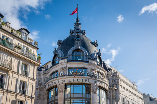 Paris, France - 12 mars 2026: Fa&ccedil;ade du BHV Marais, anciennement nomm&eacute; Bazar de l'H&ocirc;tel de Ville (BHV), grand magasin parisien situ&eacute; dans le 4&egrave;me arrondissement de Paris