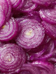 Fototapeta premium Macro close up of vivid purple onion rings and sliced pieces