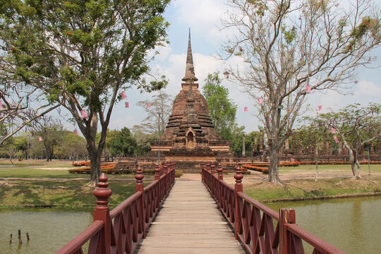 ruined ancient buddhist temple (wat sa si) in sukhothai in thailand 