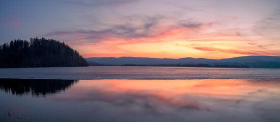 Natura, zachód słońca, drzewa, woda, trawa, jezioro  © Adrian Jaśpiński