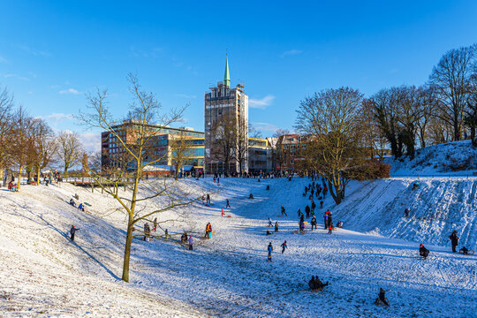 Blick &uuml;ber die Wallanlagen auf das Kr&ouml;peliner Tor im Winter in der Hansestadt Rostock