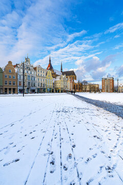 Blick &uuml;ber den Neuen Markt auf Giebelh&auml;user und die Marienkirche im Winter in der Hansestadt Rostock