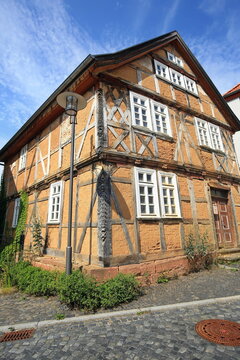 Ein charakteristisches, historisches Fachwerkhaus in Vacha mit sichtbaren Lehmgefachen und klassischen Holzverstrebungen, das den authentischen Charme vergangener Jahrhunderte ausstrahlt.