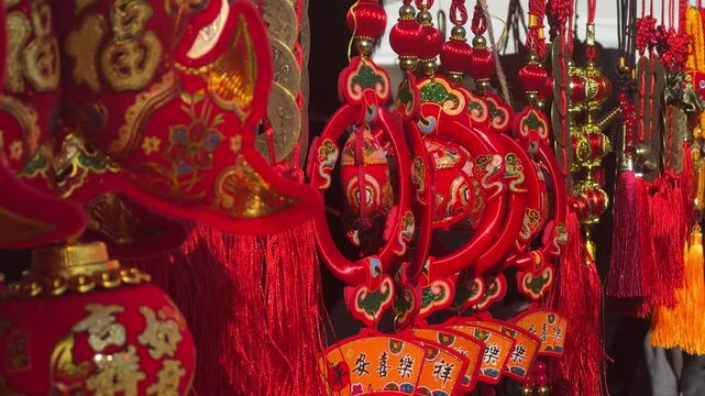 At Chinese street markets, stalls sell bright red lanterns, a traditional symbol of happiness, good fortune, and festivity. They create a festive atmosphere and symbolize prosperity for the entire fam