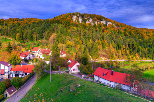Blick auf die Ortschaft Gundelfingen im Gro&szlig;en Lautertal im UNESCO Global-Geo-Park Schw&auml;bische Alb in Baden-W&uuml;rttemberg, Deutschland, Europa.