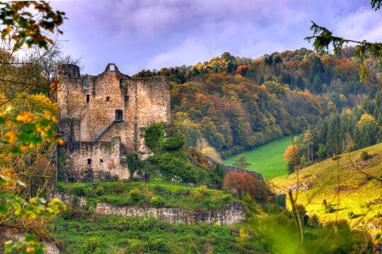 Blick auf die Burgruine Bichishausen im Gro&szlig;en Lautertal im UNESCO Global-Geo-Park Schw&auml;bische Alb in Baden-W&uuml;rttemberg, Deutschland, Europa.