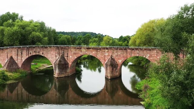 Historische Steinbogenbr&uuml;cke &uuml;ber die Werra: Die Werrabr&uuml;cke in Vacha, bekannt als &bdquo;Br&uuml;cke der Einheit&ldquo;, verbindet Th&uuml;ringen und Hessen und ist ein bedeutendes Denkmal der deutschen Teilung.