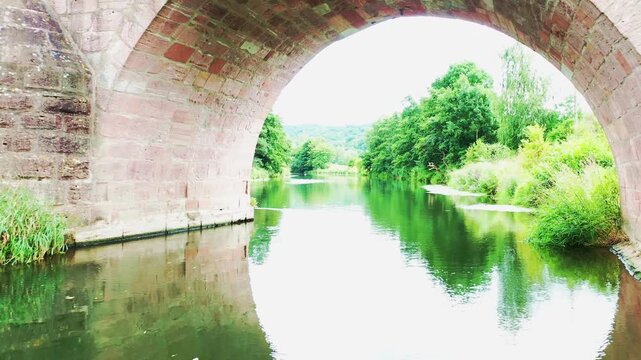 Historische Steinbogenbr&uuml;cke &uuml;ber die Werra: Die Werrabr&uuml;cke in Vacha, bekannt als &bdquo;Br&uuml;cke der Einheit&ldquo;, verbindet Th&uuml;ringen und Hessen und ist ein bedeutendes Denkmal der deutschen Teilung.