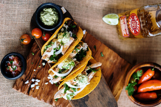 Tacos whit meal and vegetables and guacamole 