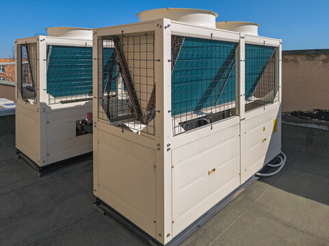 Modular chiller "cooling-heating" with air cooled condenser