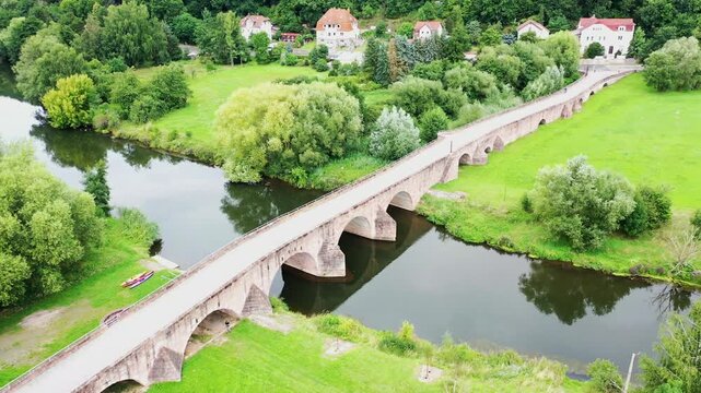 Historische Steinbogenbr&uuml;cke &uuml;ber die Werra: Die Werrabr&uuml;cke in Vacha, bekannt als &bdquo;Br&uuml;cke der Einheit&ldquo;, verbindet Th&uuml;ringen und Hessen und ist ein bedeutendes Denkmal der deutschen Teilung.