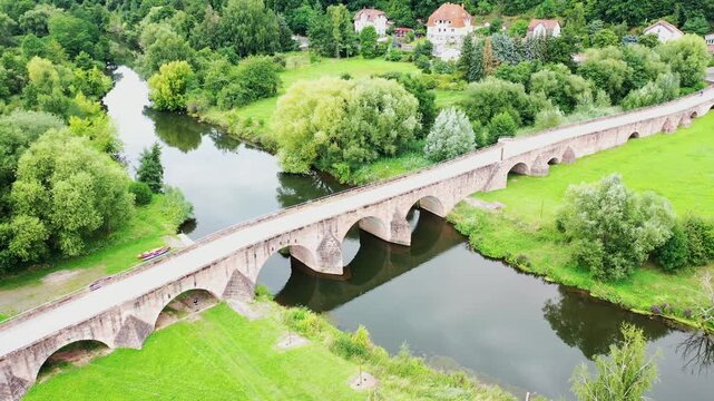 Historische Steinbogenbr&uuml;cke &uuml;ber die Werra: Die Werrabr&uuml;cke in Vacha, bekannt als &bdquo;Br&uuml;cke der Einheit&ldquo;, verbindet Th&uuml;ringen und Hessen und ist ein bedeutendes Denkmal der deutschen Teilung.
