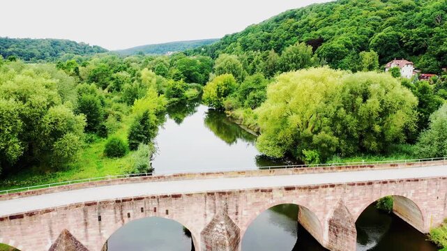 Historische Steinbogenbr&uuml;cke &uuml;ber die Werra: Die Werrabr&uuml;cke in Vacha, bekannt als &bdquo;Br&uuml;cke der Einheit&ldquo;, verbindet Th&uuml;ringen und Hessen und ist ein bedeutendes Denkmal der deutschen Teilung.