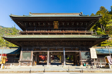 Fototapeta premium 日本の風景・秋 山梨 紅葉の身延山久遠寺 三門